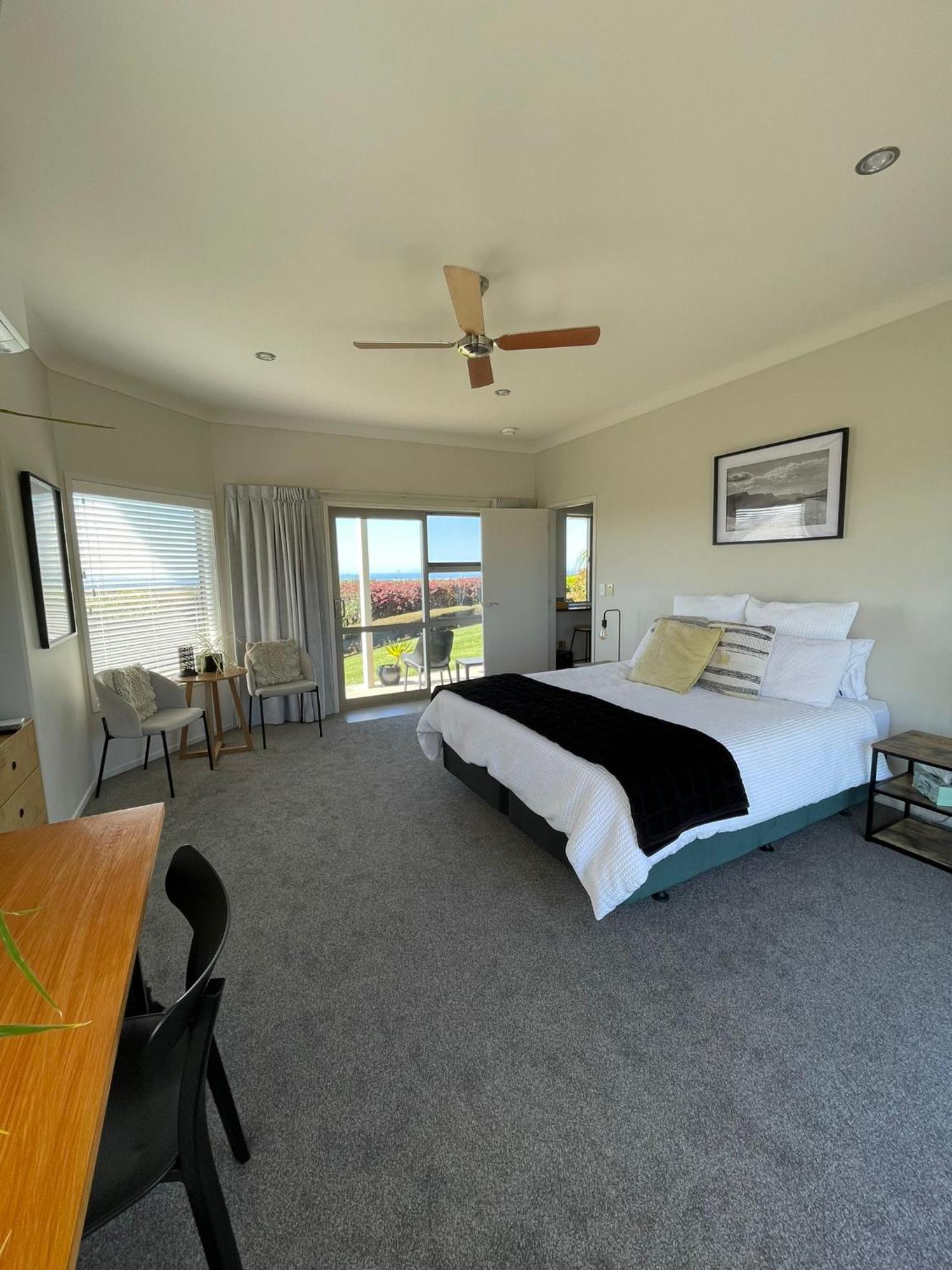 Hotel Views To Unwind - Self Contained Unit W/King Bed Ruakaka Esterno foto