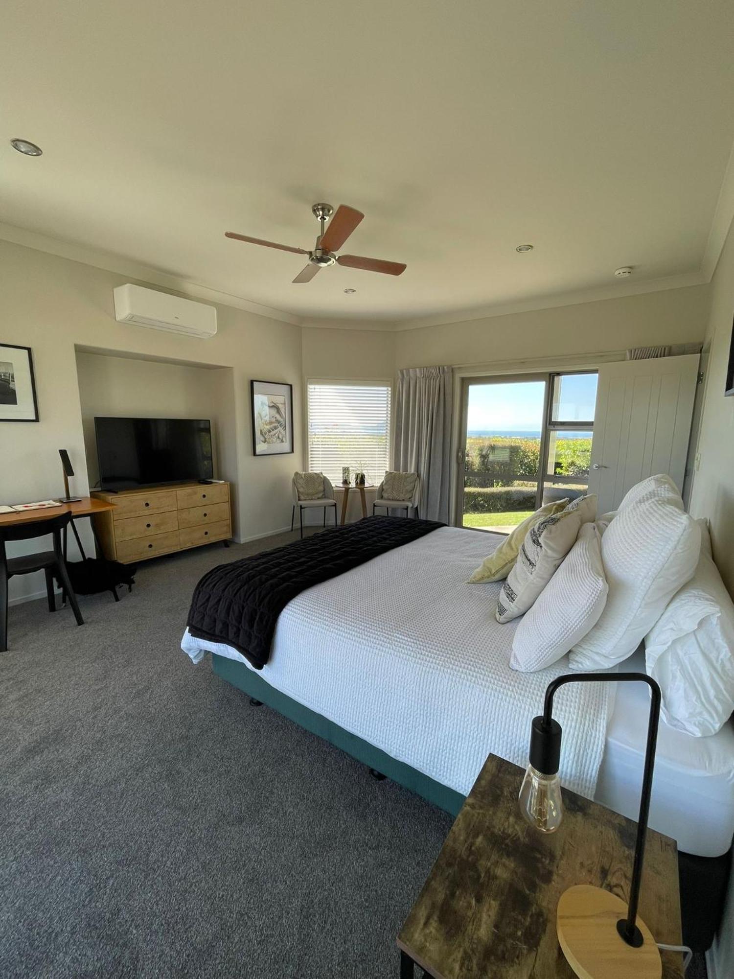 Hotel Views To Unwind - Self Contained Unit W/King Bed Ruakaka Esterno foto