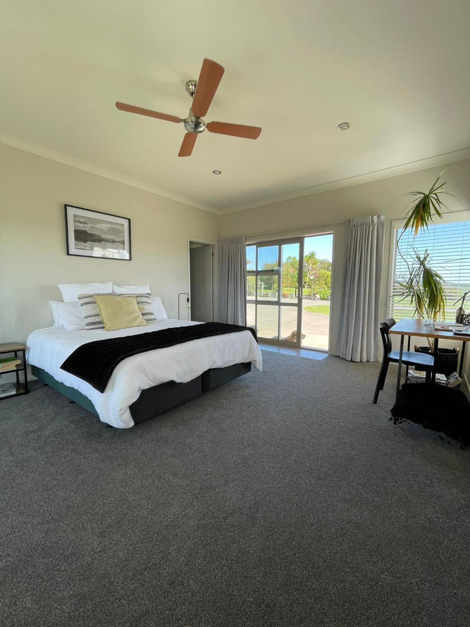 Hotel Views To Unwind - Self Contained Unit W/King Bed Ruakaka Esterno foto